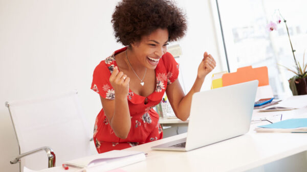 mulher feliz no trabalho