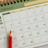 Calendário de mesa de fevereiro de 2023 em um fundo claro.