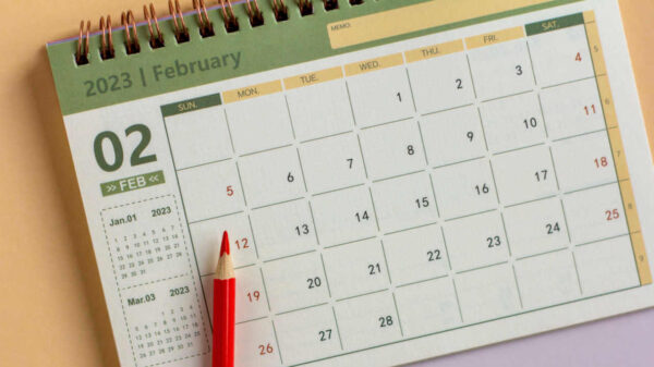 Calendário de mesa de fevereiro de 2023 em um fundo claro.
