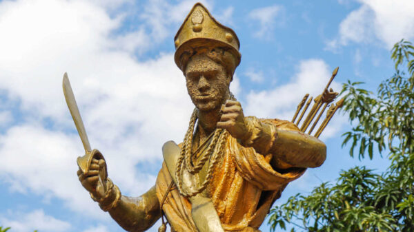 estátua oxóssi