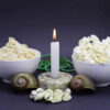 Trabalhos espirituais com velas e comidas sagradas para os Orixás. Macumba e feitiços com búzios, pipoca e farofa.
