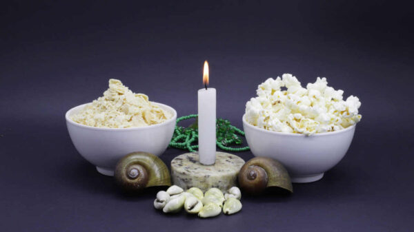 Trabalhos espirituais com velas e comidas sagradas para os Orixás. Macumba e feitiços com búzios, pipoca e farofa.