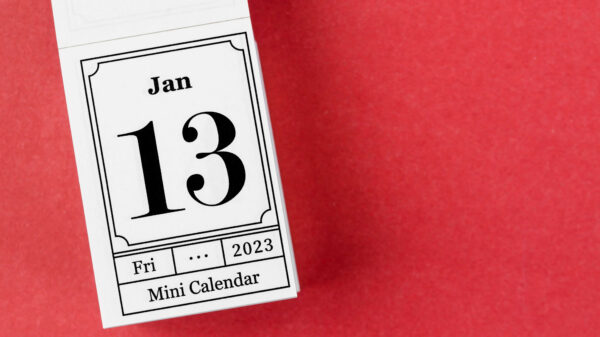 Calendário marcando sexta-feira 13.