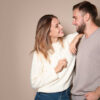 casal feliz em sintonia