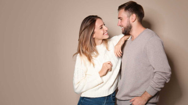 casal feliz em sintonia