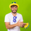 Homem vestido para o carnaval com um pandeiro nas mãos. Jovem vestido com fantasia de carnaval tocando pandeiro na festa de carnaval.