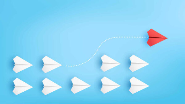 Vantagem de concorrente de avião de papel, concorrente individual apontando de maneira diferente para uma nova vantagem competitiva. Vantagem para competição de novas ideias.