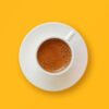 Café turco em fundo amarelo