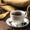 xícara e café e alguns grãos
