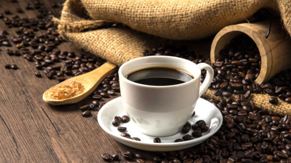 xícara e café e alguns grãos