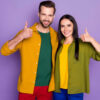 casal em fundo roxo
