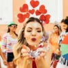 mulher no carnaval com fantasia de corações