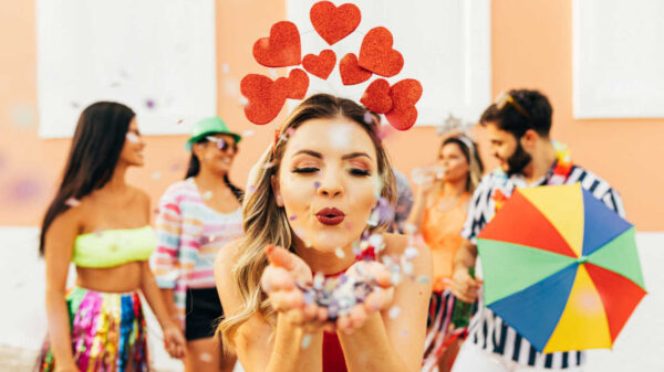 mulher no carnaval com fantasia de corações