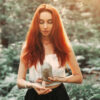 mulher em meio a natureza segurando cristais