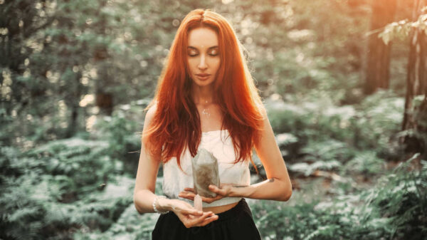 mulher em meio a natureza segurando cristais