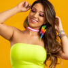 Mulher vestida para carnaval. Mulher sorridente pronta para curtir o carnaval com uma maquiagem colorida.