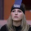 Amanda Meirelles com a plaquinha "mosca-morta" na testa.