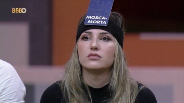 Amanda Meirelles com a plaquinha "mosca-morta" na testa.