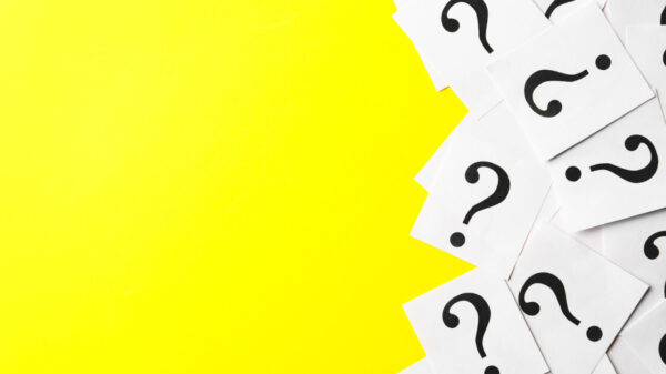 Notas de papel com pontos de interrogação em fundo amarelo, configuração plana.