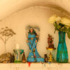 Pequeno altar a Iemanjá, rainha do mar, segundo as religiões de matriz africana umbanda e candoble.