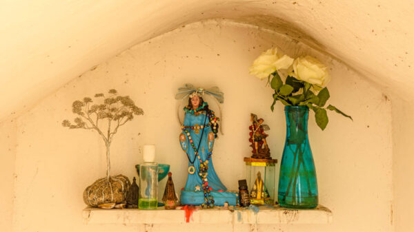 Pequeno altar a Iemanjá, rainha do mar, segundo as religiões de matriz africana umbanda e candoble.