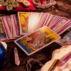 cartas de tarot e cristais