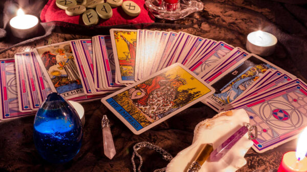 cartas de tarot e cristais