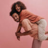 casal em fundo rosa