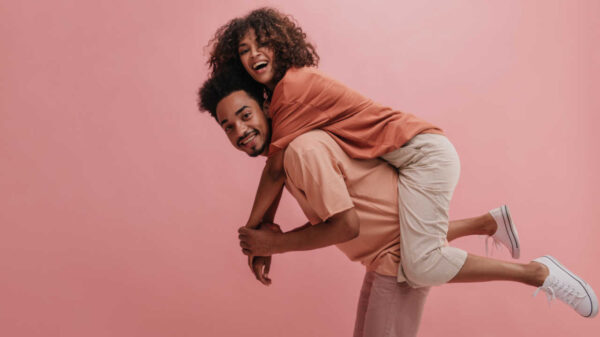 casal em fundo rosa