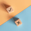 Bloco com símbolo de "certo em fundo amarelo e bloco com símbolo de "x" em fundo azul.