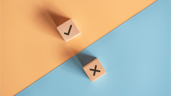 Bloco com símbolo de "certo em fundo amarelo e bloco com símbolo de "x" em fundo azul.