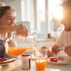 casal tomando café da manhã