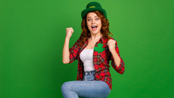 Mulher a caráter de São Patrício em fundo verde