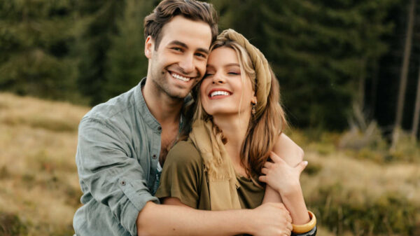 casal abraçado feliz em uma floresta