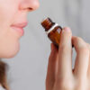 mulher fazendo aromaterapia com óleo essencial