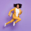 mulher em fundo roxo
