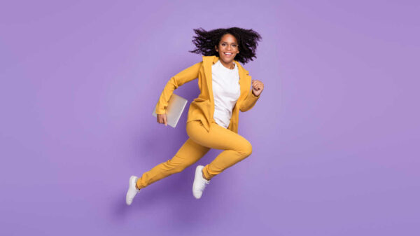 mulher em fundo roxo