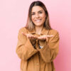 mulher loira em fundo rosa