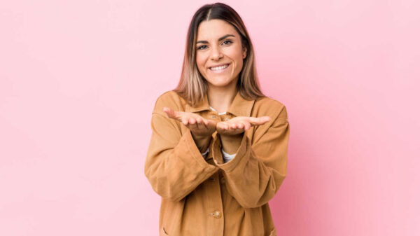 mulher loira em fundo rosa