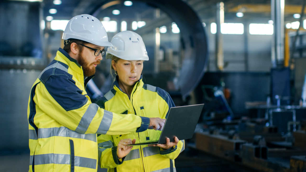 duas pessoas trabalhando em uma empresa