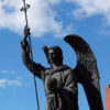 Yoshkar-Ola, Rússia - 16 de agosto de 2017. Foto do monumento do Arcanjo Gabriel no assentamento de Arkhangelsk.