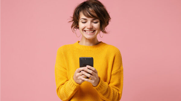 mulher com o celular na mão