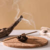 Vara de incenso aromático para relaxamento em fundo claro. Fumaça.