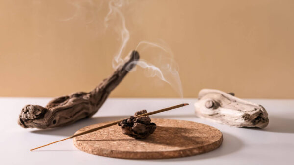 Vara de incenso aromático para relaxamento em fundo claro. Fumaça.