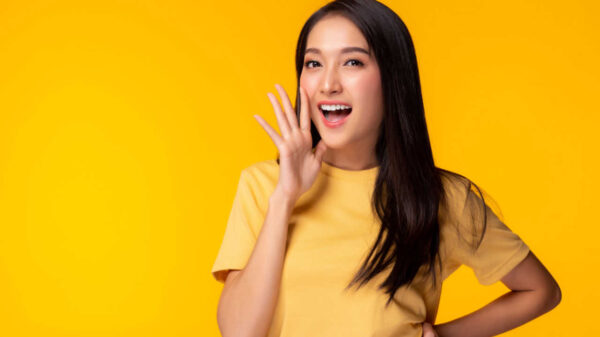 mulher de cabelo preto em fundo amarelo
