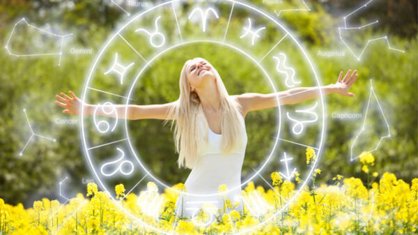 mulher loira na natureza de braços abertos com o mapa astral como montagem