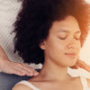 mulher negra fazer reiki