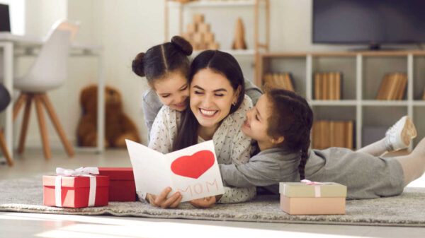 mãe com suas filhas