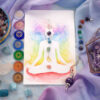 desenho do corpo humano em meditação e pedra e cristais nos pontos do chakras. Também há cristais em volta a figura
