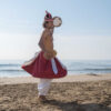 homem filho de xangô na beira da praia
